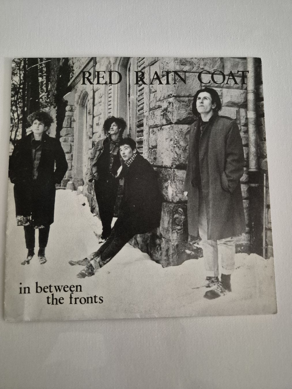 Schallplatten: RED RAIN COAT - in between the fronts - Single , CH – Gebraucht aus Uster von newwave0