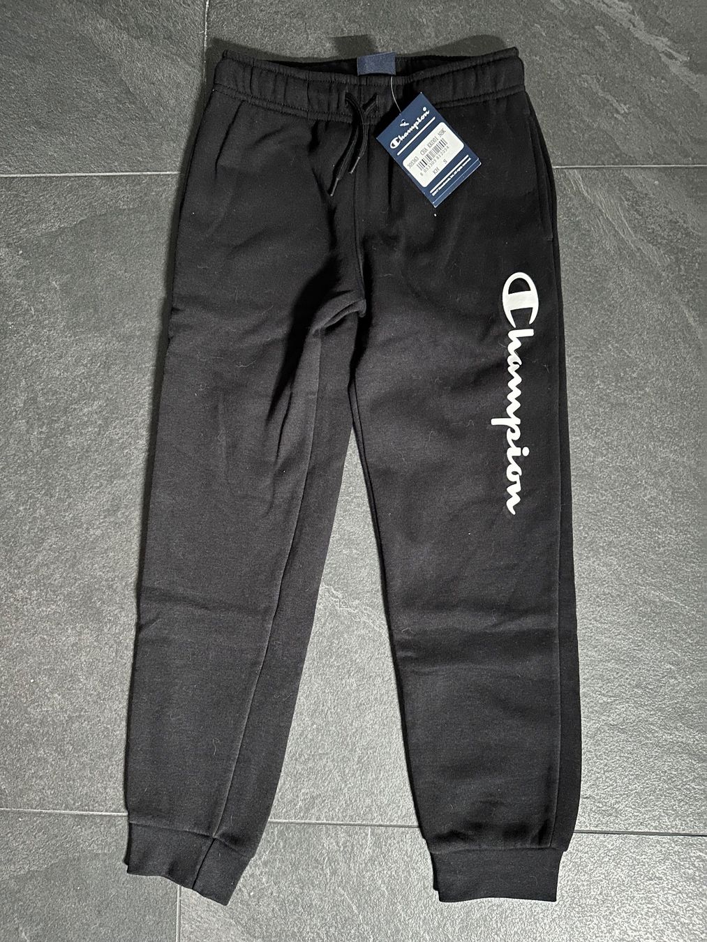 Champion Pantaloni: Neue Champion Trainerhose Gr 128 – Nuovo e nell'imballaggio originale da Thal venduto da Greentea1