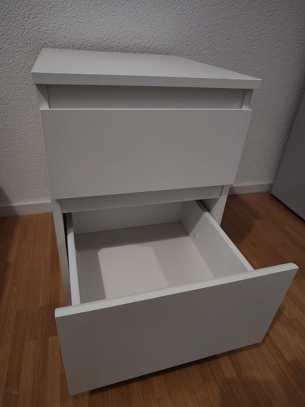 Comodini: White Bedside Table with Two Drawers – Usato da Glattbrugg venduto da wki_jq8f 3