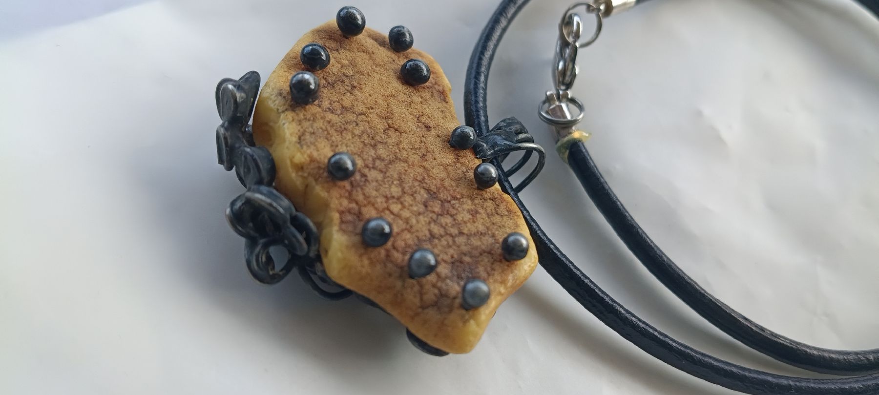 Ciondoli: Baltic amber leather, sterling silver handmade necklace  – Nuovo e nell'imballaggio originale da Zürich venduto da cat_9cvz 2