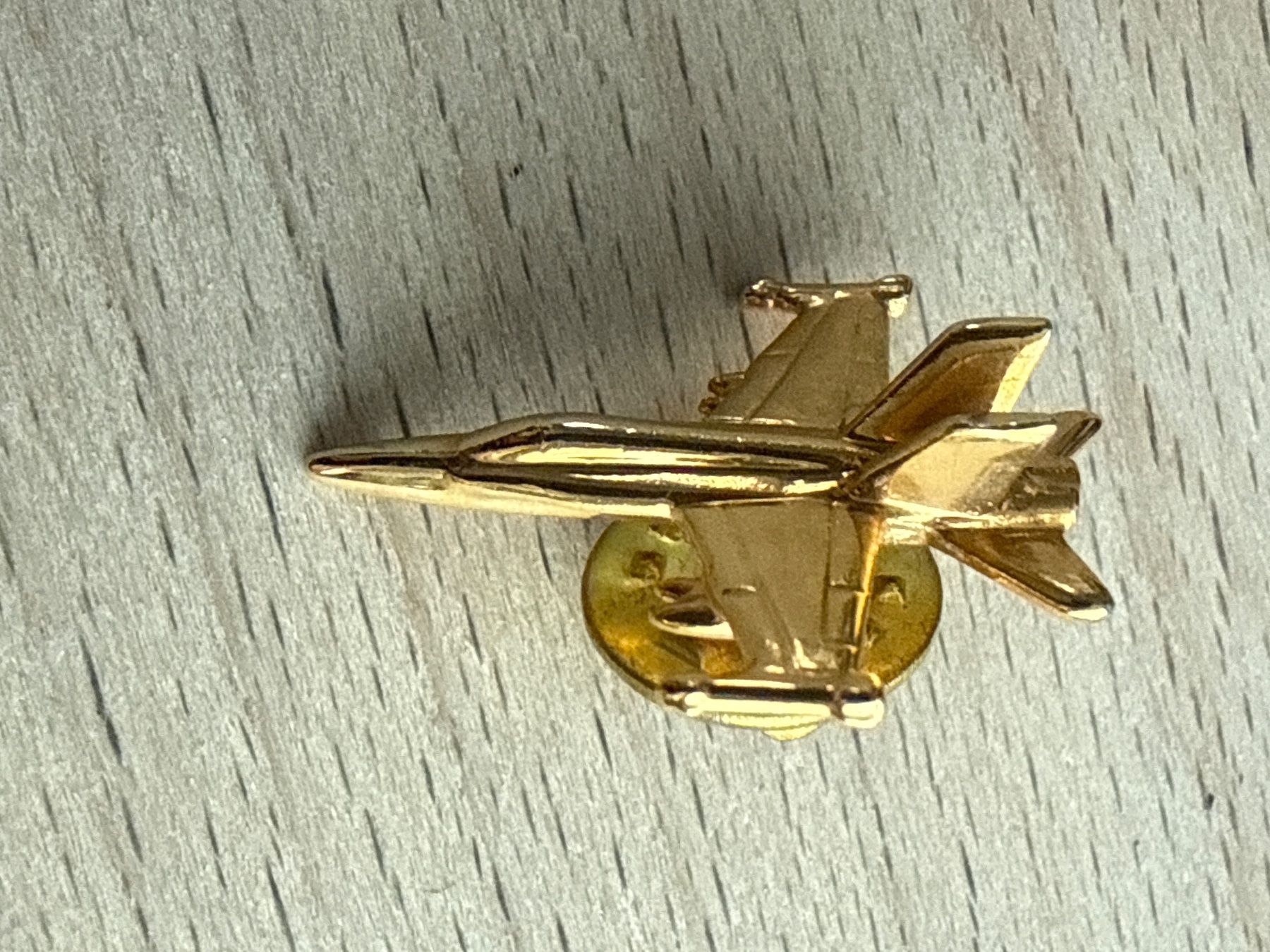 Plaketten & Abzeichen: Pin Flugzeug – Gebraucht aus Glattbrugg von Schweigmatt