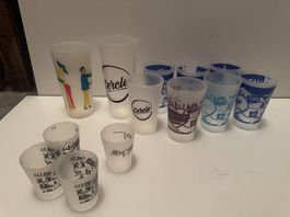 Lot de 17 verres en plastique 