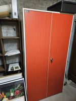 Grosser roter Schrank