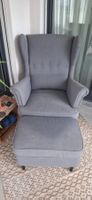 Schöner Ohrensessel mit Hocker, grau