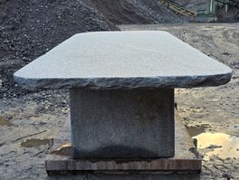 Tisch aus Vallemaggia-Granit