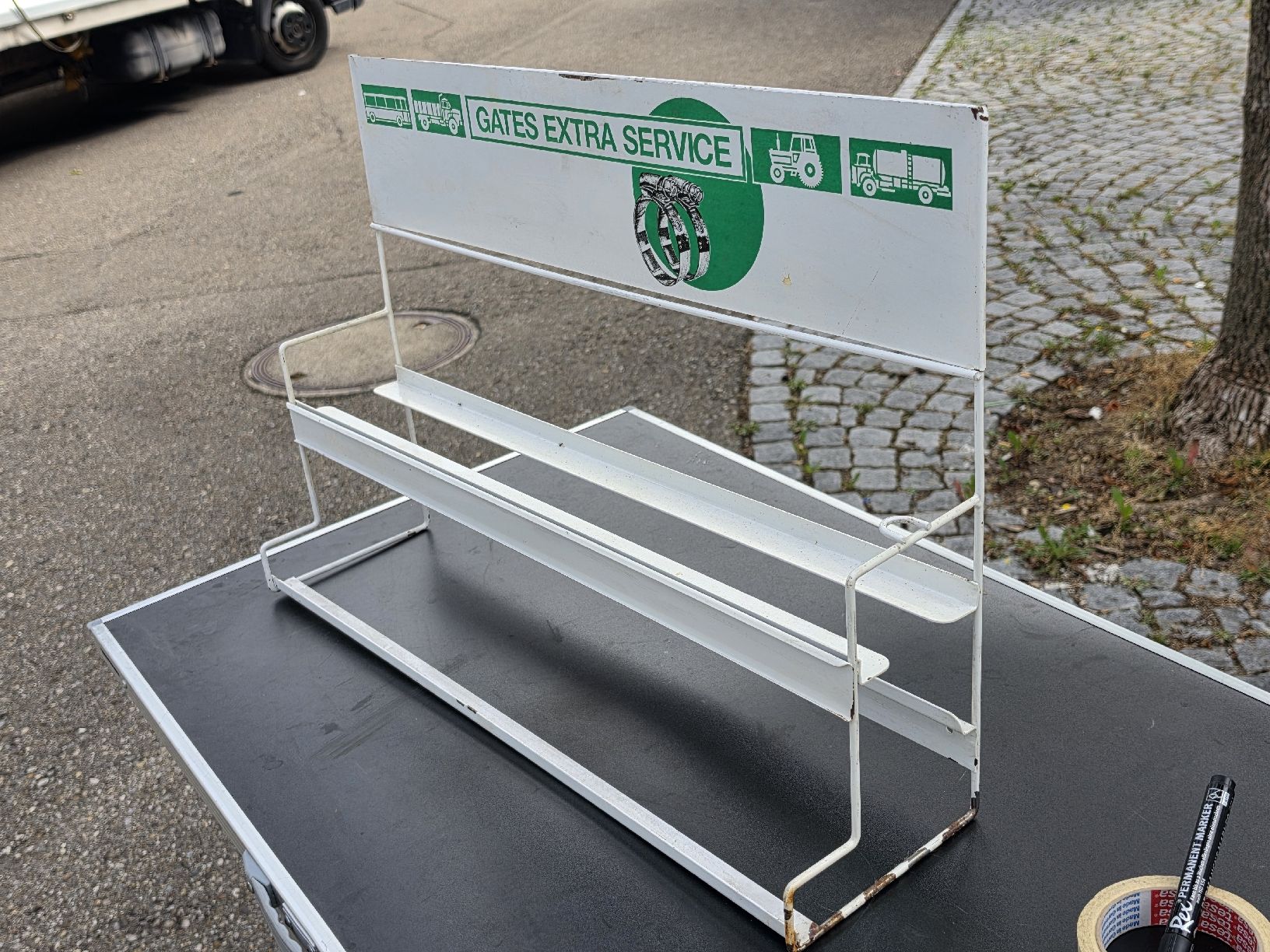 Altro in Decorazioni & Accessori: Werbeständer GATES EXTRA SERVICE weiss Metall gebraucht – Usato da Mettlen venduto da elios0888 1