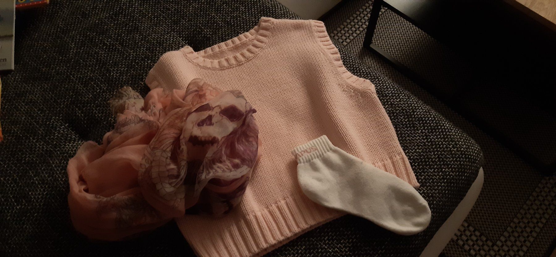 Lotti di vestiti: Pullunder rosa Schal mit Knöpfen zum Verschliessen – Usato da Neuenkirch venduto da marthab67