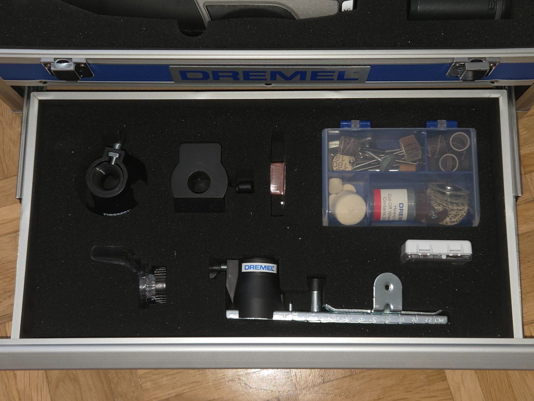 Dremel Tutti gli attrezzi: Dremel 8220-5/65 12v multi-tool platinum kit – Usato da Oberrieden venduto da dav_zy2q 2