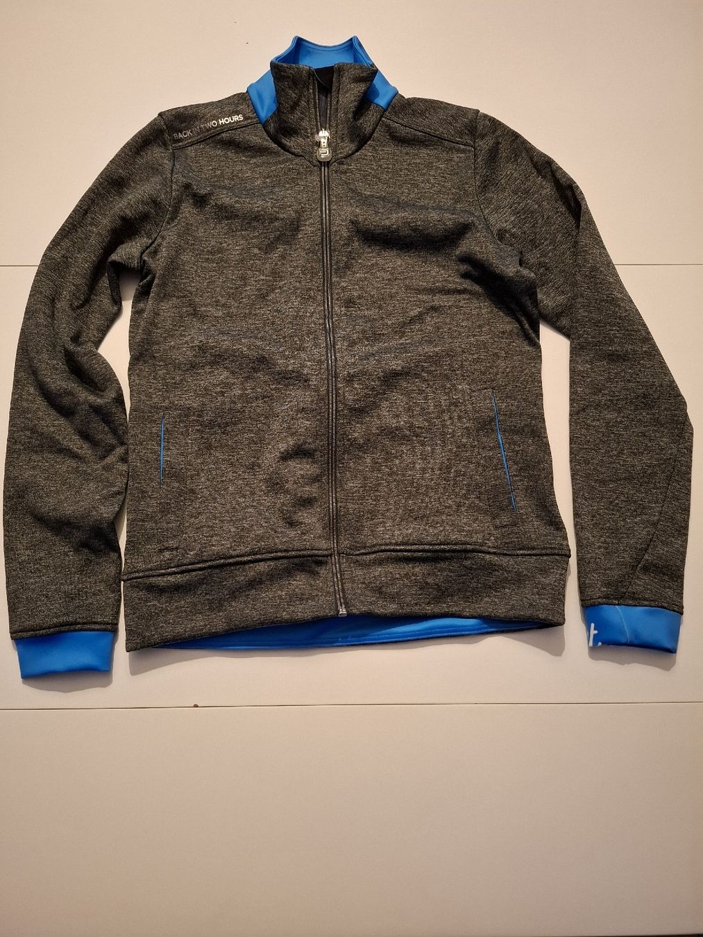 Giacche: Veste de sport Back 2 Two Hours gris bleu bon etat – Nuovo e nell'imballaggio originale da Monthey venduto da san_zvh8
