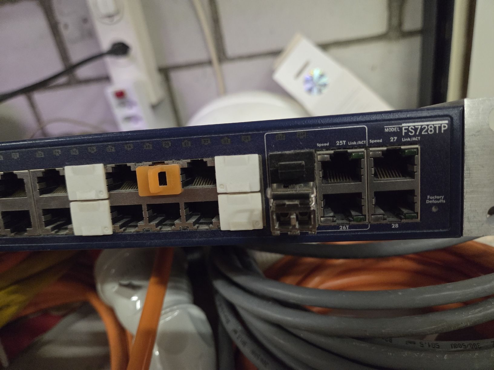 Netgear Hub & Switch: Netgear ProSafe FS728TP Smart Switch 24 Port PoE – Usato da Zürich venduto da eymen20 1
