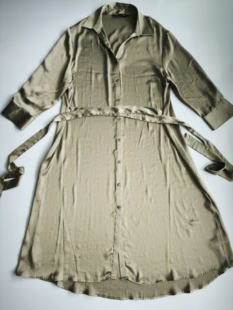 Fließendes Zara-Kleid in hellem Olivgrün, seidig anmutend, L