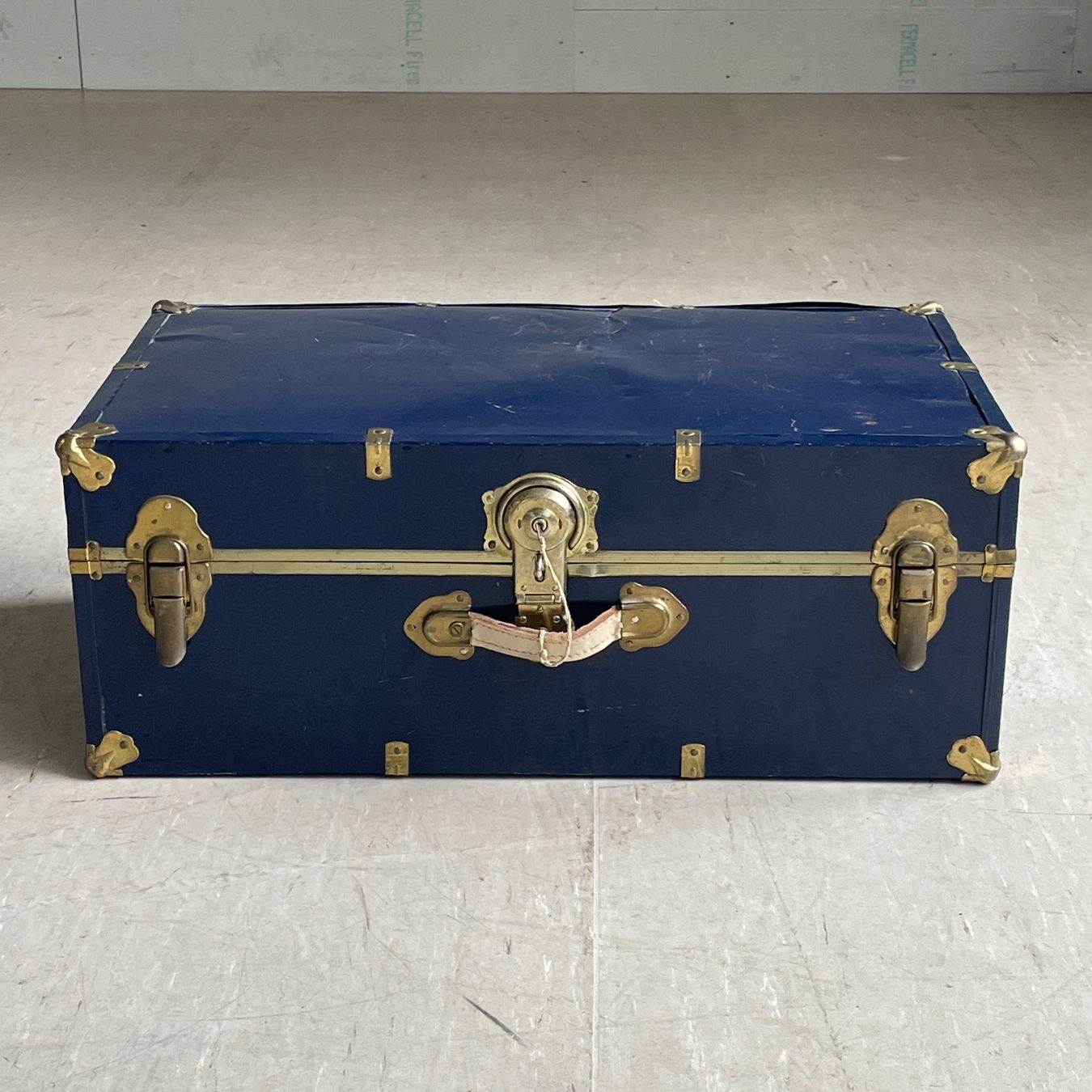 Cassapanche: Alte Truhe / Reisekoffer / Salontisch – Usato da Bern venduto da Modern-Era 1