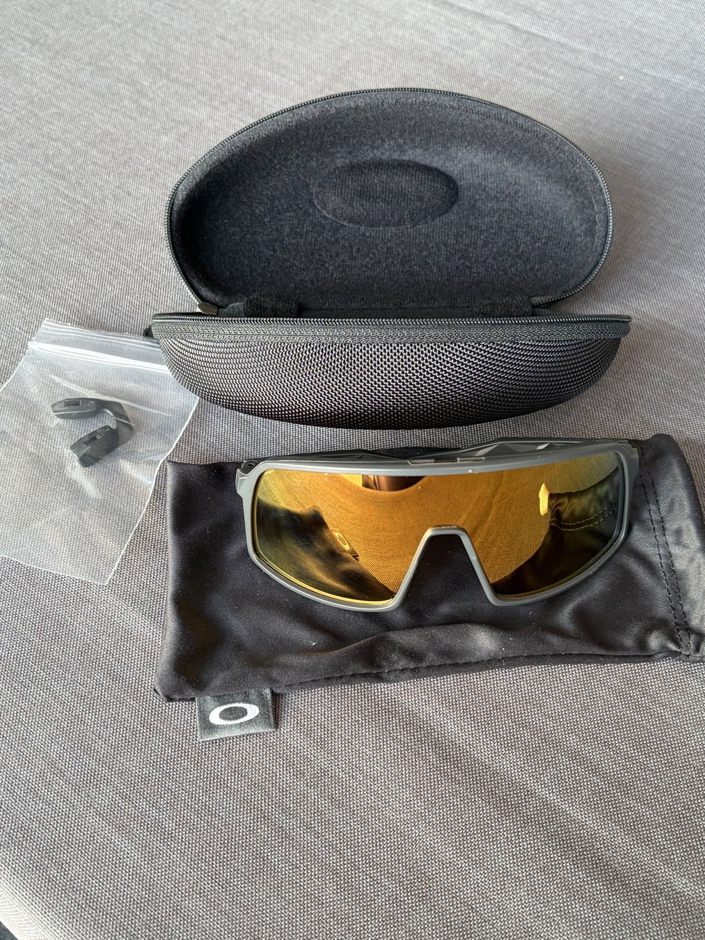 Oakley Occhiali & Lenti: Okley SUTRO S Sonnenbrille – Usato da Besenbüren venduto da tshirt 3