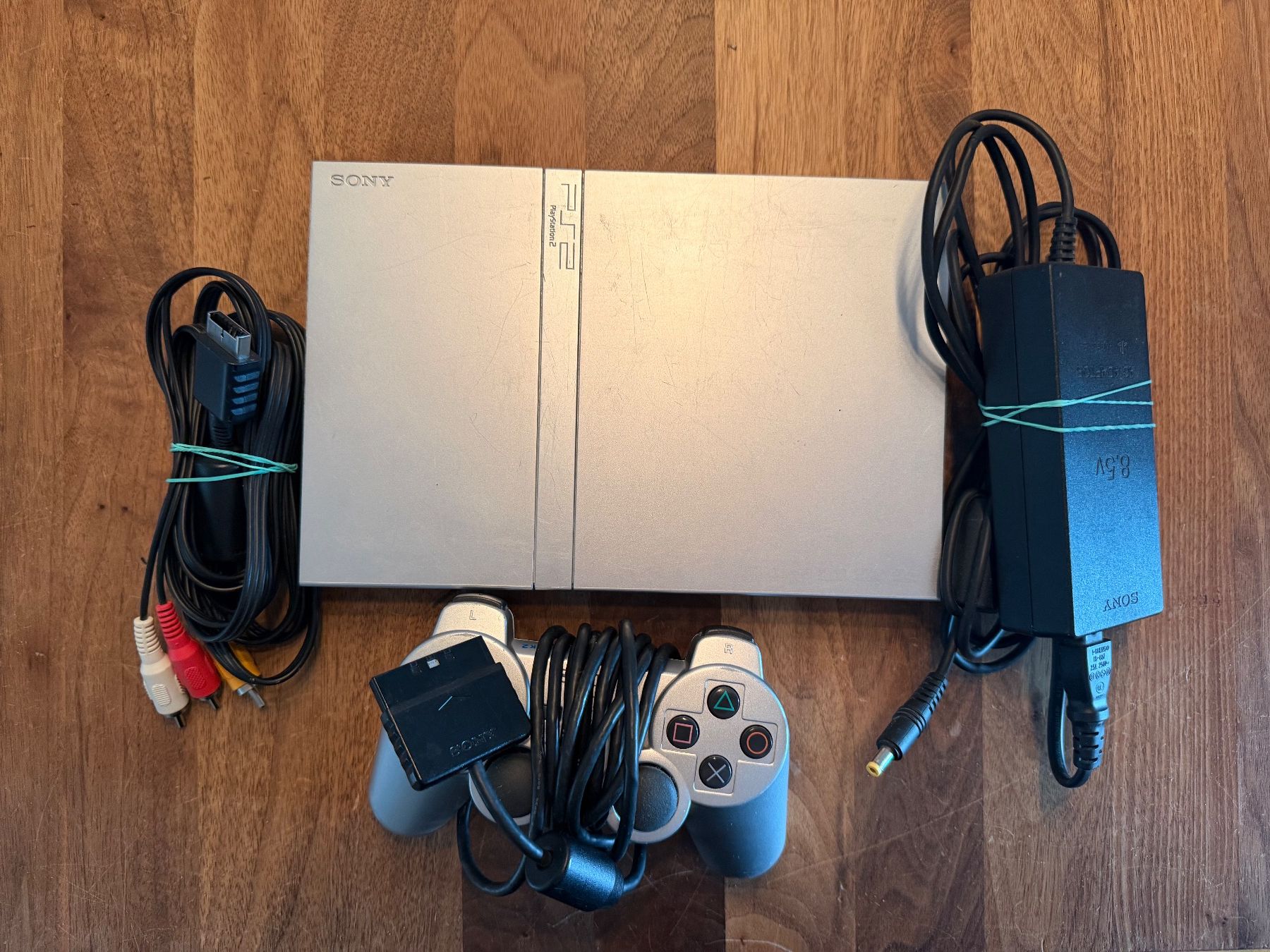 Sony Consoles: Sony PS2 Slim in Silver – Défectueux à Zürich par SuguShop