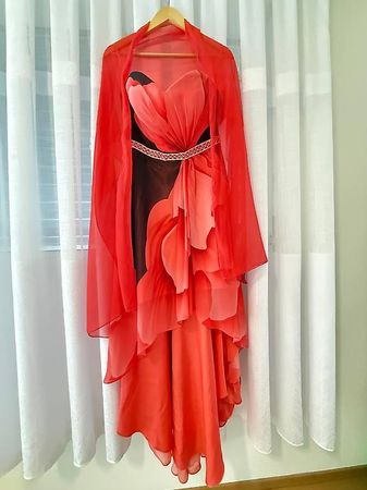 Elegantes Abendkleid in Korallrot mit passendem Schal