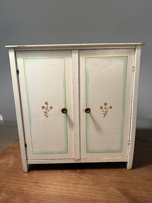 Giocattoli: Vintage Puppenschrank mit Kleidchen – Usato da Rütihof venduto da Dniz
