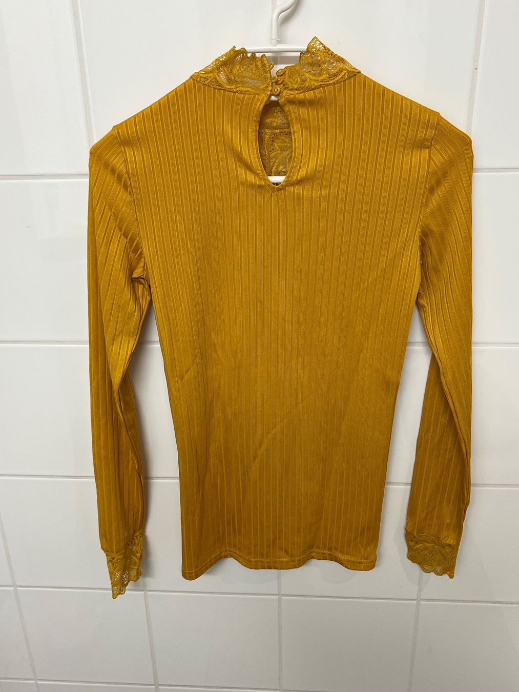 Maglioni & Felpe: Gelbes Shirt mit Spitzen – Usato da Jona venduto da n.ferrari 1
