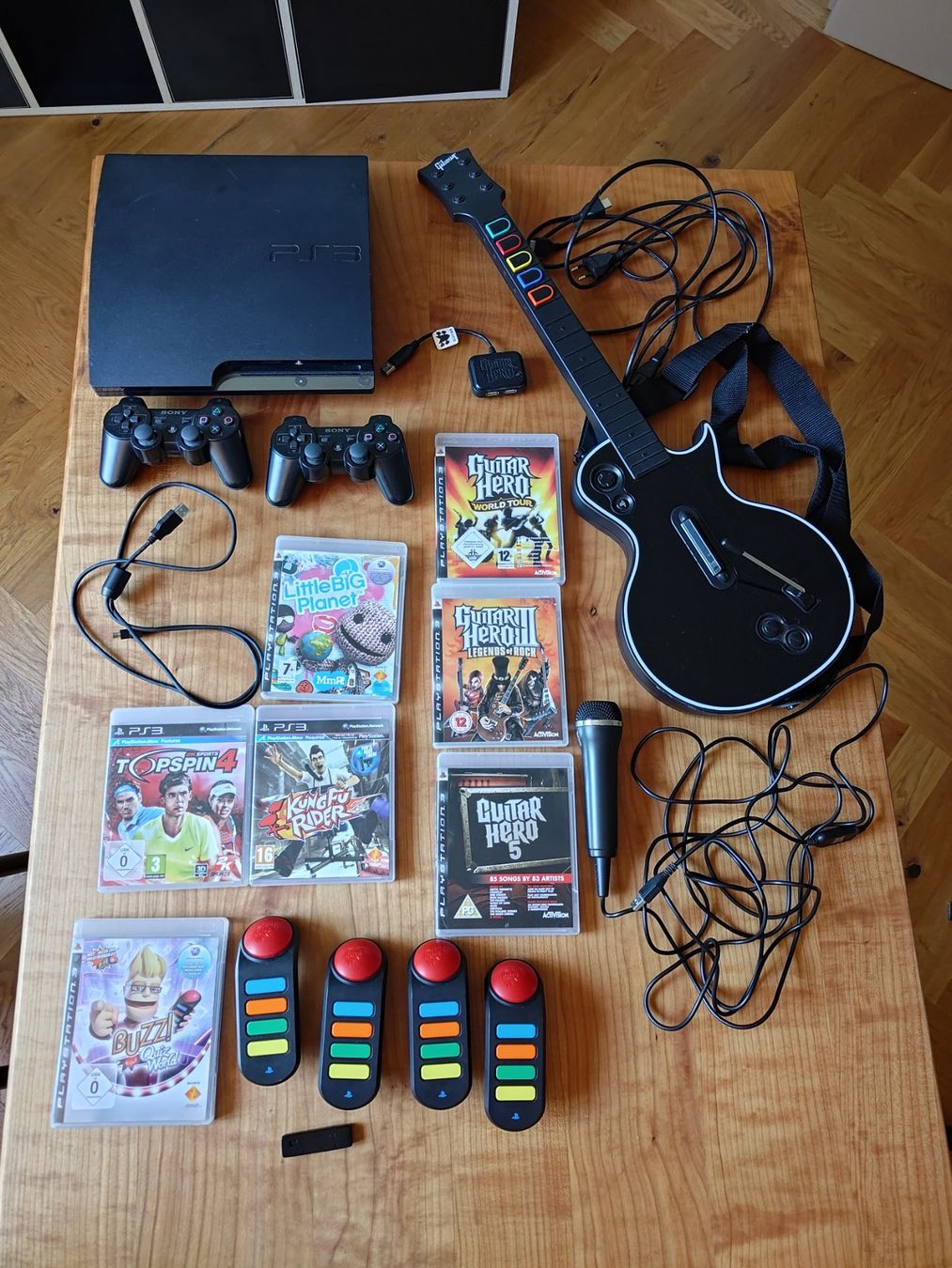 Sony Konsolen: Playstation 3 (PS3), 2 Controller, 7 Games, Buzz/Guitar Hero – Gebraucht aus Bern von andersini
