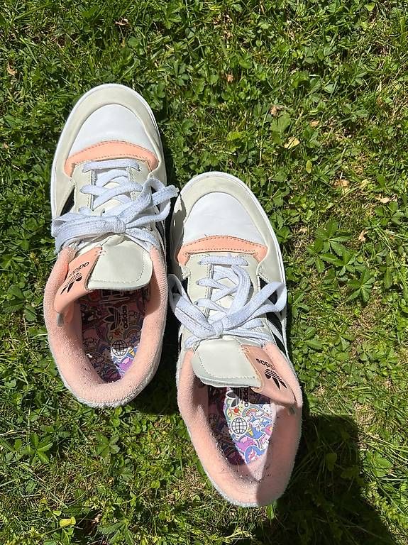 Hello Kitty Scarpe da uomo: Adidas Hello Kitty low-top sneakers, 42 2/3 – Usato da Einsiedeln venduto da Steine1 3