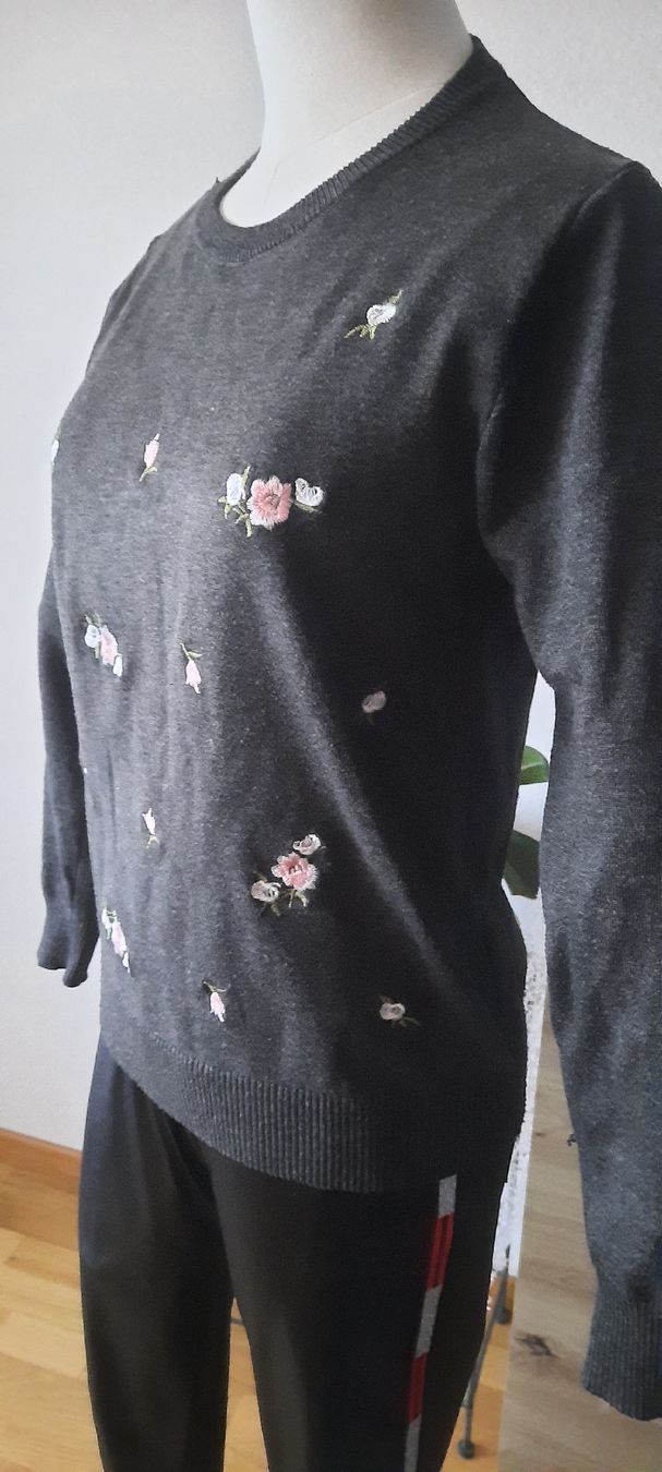 Maglioni & Felpe: Damenpullover, grau, mit Blumenmuster, Grösse S, Top! – Nuovo (secondo la descrizione) da Solothurn venduto da lsc_pf99 1