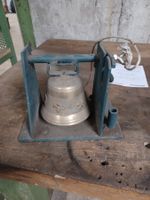 Glocke mit Halterung antiker Zustand