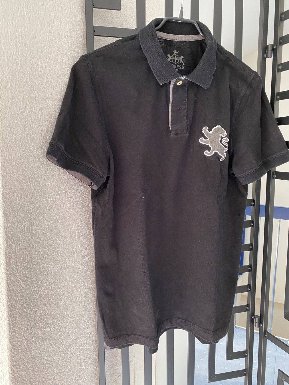 Polo-Shirts: Poloshirt schwarz Gr.M mit Leu vorne – Gebraucht aus Zürich von DidierTG