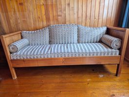 Traditionelles Holzsofa mit Polsterbezug gebraucht