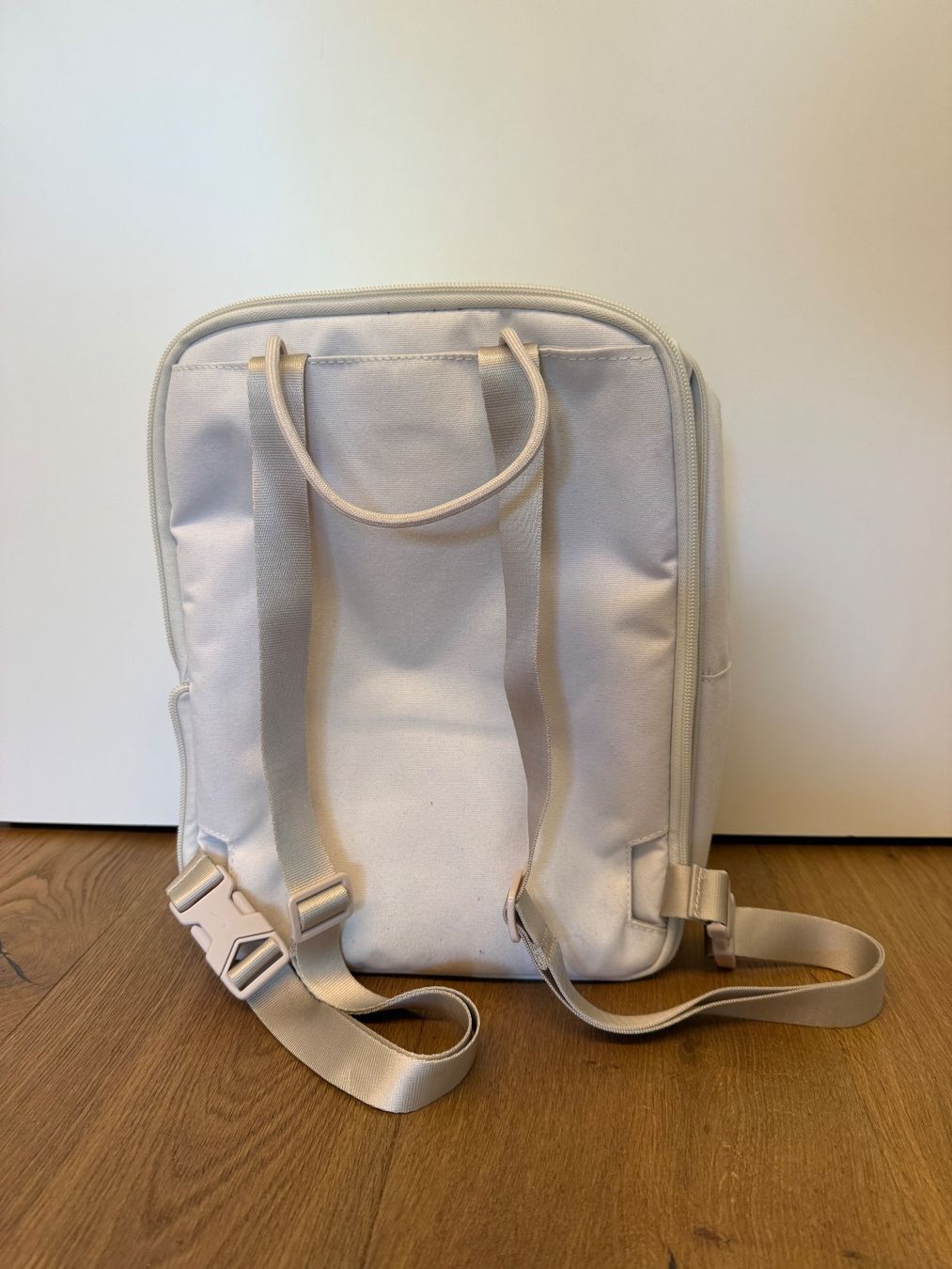 Nike Zaini: Nike Rucksack beige mit Fronttasche – Usato da Stäfa venduto da alyssa.bgl 3