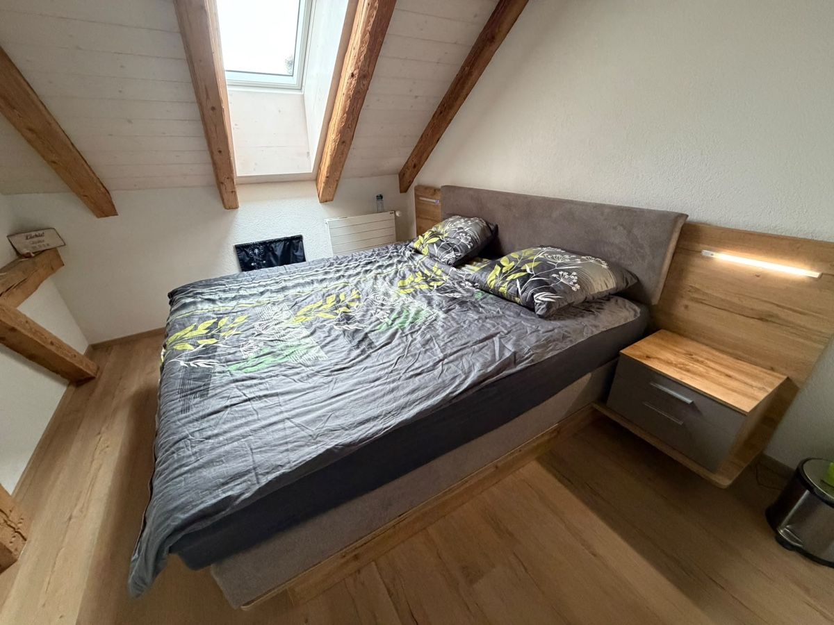 Betten: Doppelbett Holzoptik mit Nachttischen Boxspringbett – Gebraucht aus Flums von ale_j7zq