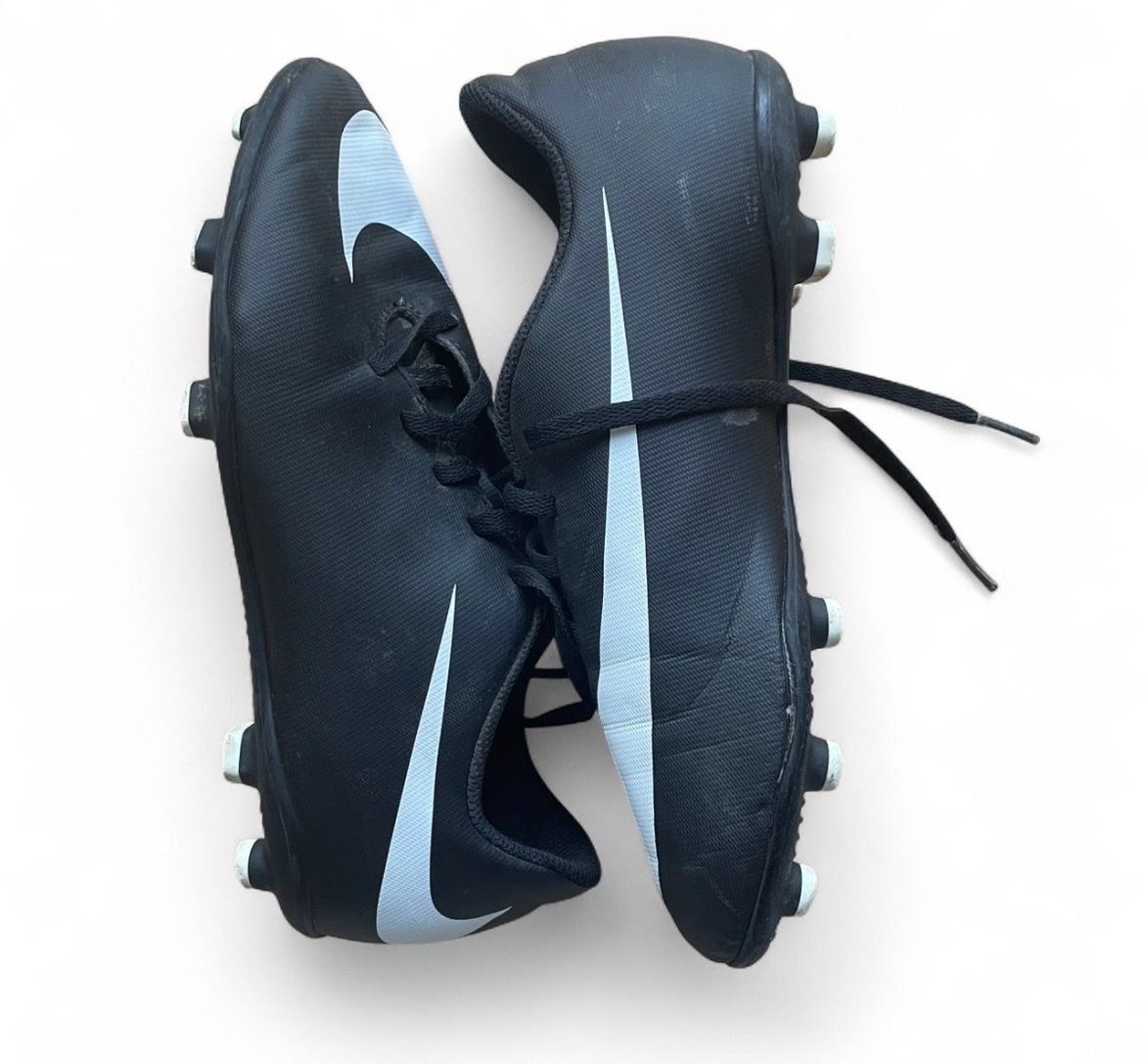 Nike Scarpe da uomo: Chaussures de foot nike noir – Usato da Châtillon JU venduto da rya_bl75