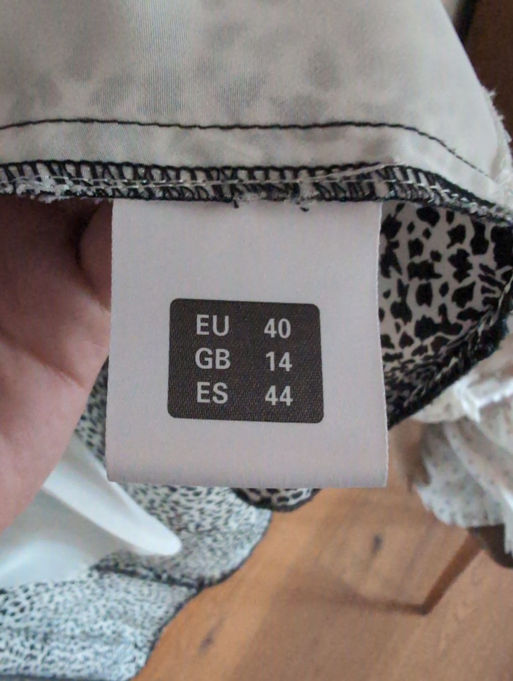 Blusen: Linea V Damenbluse, Gr. 40, schwarz/weiss, chic – Gebraucht aus Unterägeri von Fiobi 5