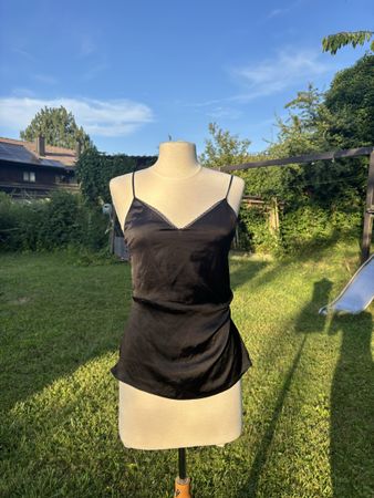 SCHWARZES SATIN-CAMISOLE