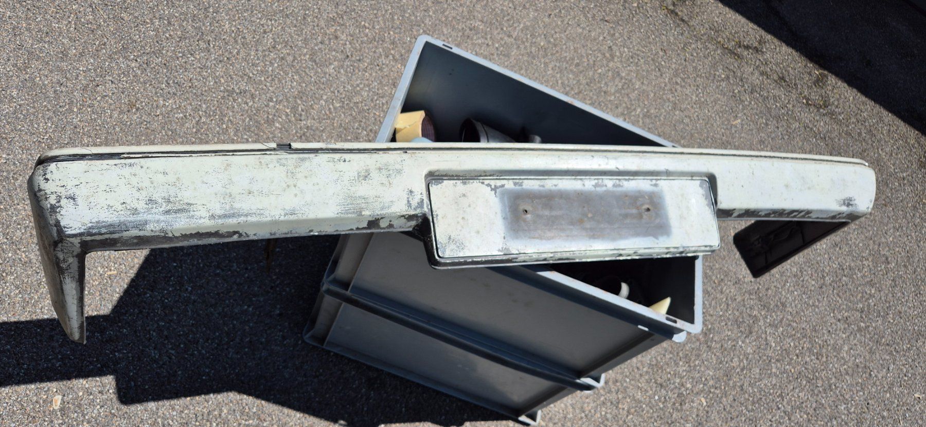 Volkswagen Tutti pezzi di ricambio auto: Jetta 1 Stossstange vorne – Usato da Riggisberg venduto da Mahali04