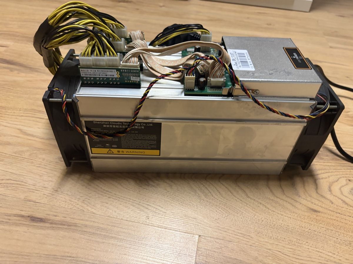Coin Miner: Antminer s9 13.5 T mit Braiins OS+ – D'occasion à Felben-Wellhausen par mar_9zlk