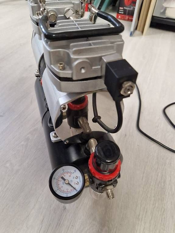 Compresseurs: Airbrush Mini Kompressor mit 3,5L Lufttank/6 bar/Auto Stop – D'occasion à Oberrohrdorf par nad_yn5l 2