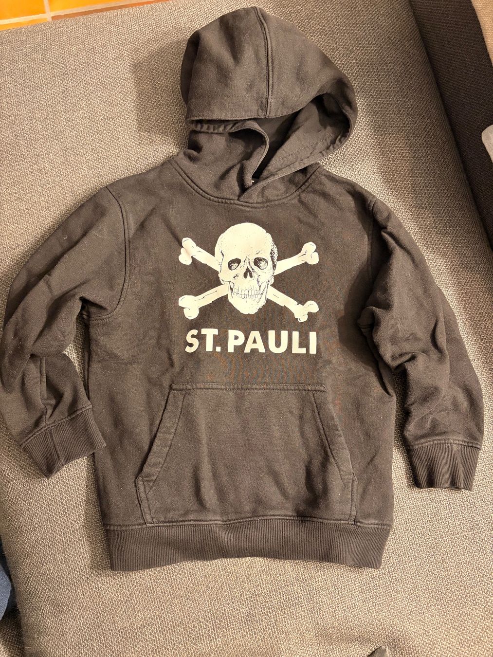 FC St. Pauli Pulls & Sweat-shirts: FC St. Pauli Schwarzer Kapuzenpullover Grösse 128 – D'occasion à Bertschikon Gossau par luckywoman 1