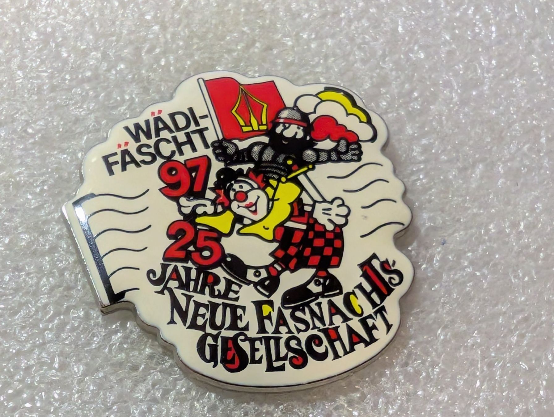 Plaketten & Abzeichen: Ansteckpin 107: Wädi Fäscht – Gebraucht aus Oppligen von Pin-Fall-Shop