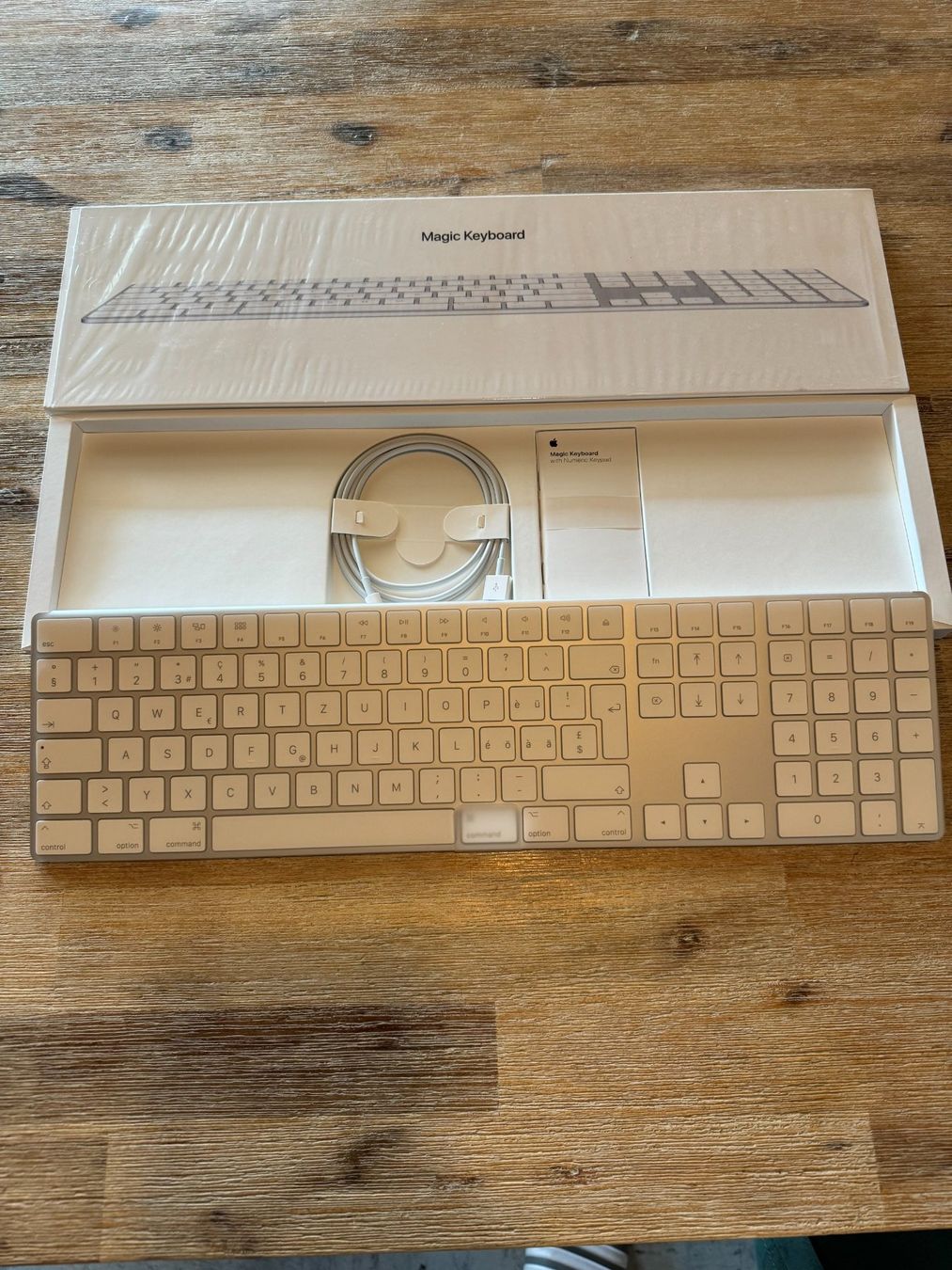 Apple Tastaturen: Apple Magic Keyboard - CH Layout mit Nummernblock - NEU – Neu und originalverpackt aus Schmitten FR von  1