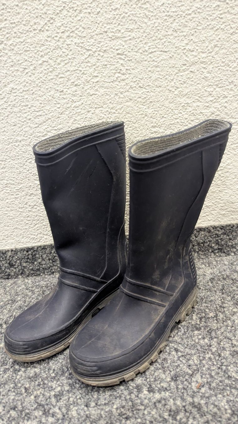 Scarpe per ragazzi: Dunkelblaue Gummistiefel Grösse 28 – Usato da Frauenfeld venduto da mf2_yb66