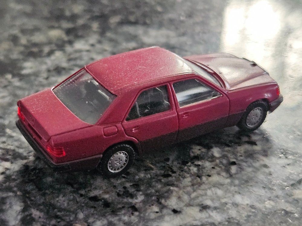 Herpa Modellini d'auto: Herpa Mercedes 300 E HO 1:87 – Usato da Kaiseraugst venduto da Carkos 1