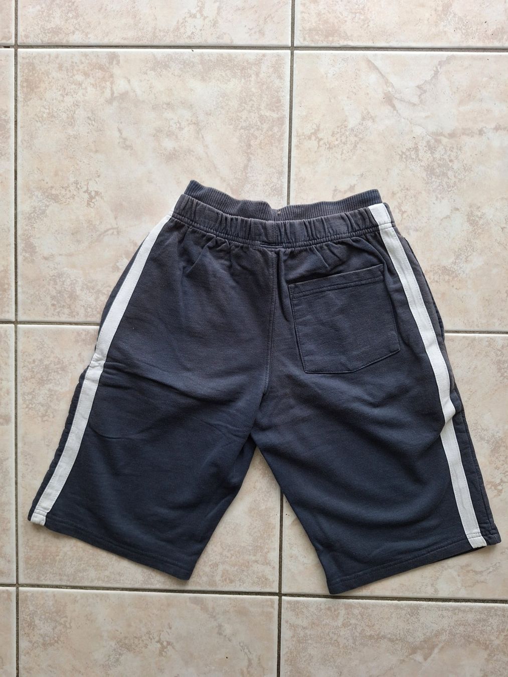 Pantaloni: Jungen Shorts, Gr. 140, dunkelblau – Usato da Starrkirch-Wil venduto da LucyDog 1