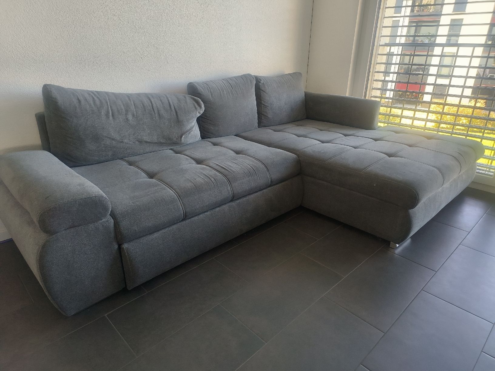 Divani: Gemütliches Ecksofa, grau, mit Schlaffunktion für Gäste – Usato da Niederglatt ZH venduto da steramsy