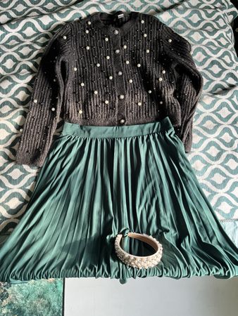Strickjacke, Rock und Haarreif
