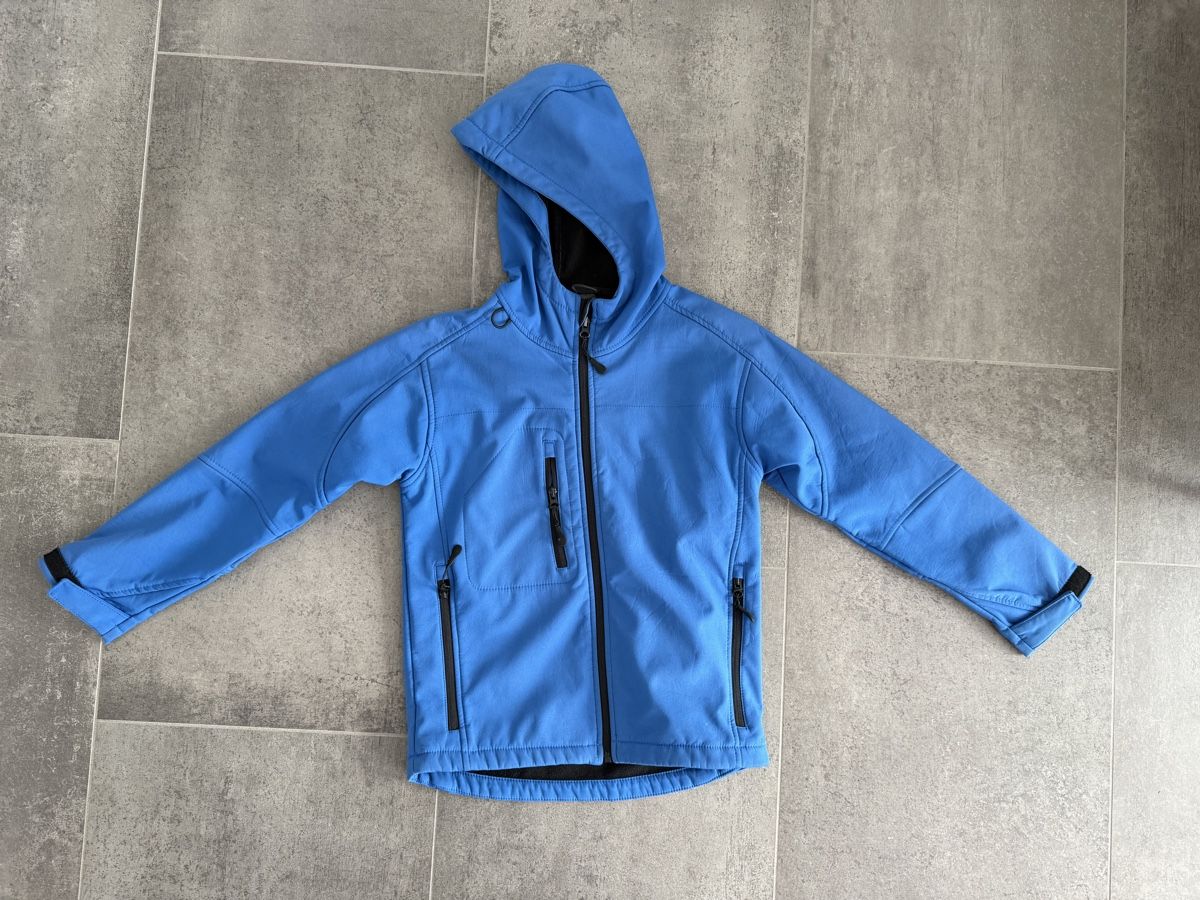 Jacken & Mäntel: Softshelljacke / Übergangsjacke Gr. 10Y 130-140cm – Gebraucht aus Hunzenschwil von iluapm