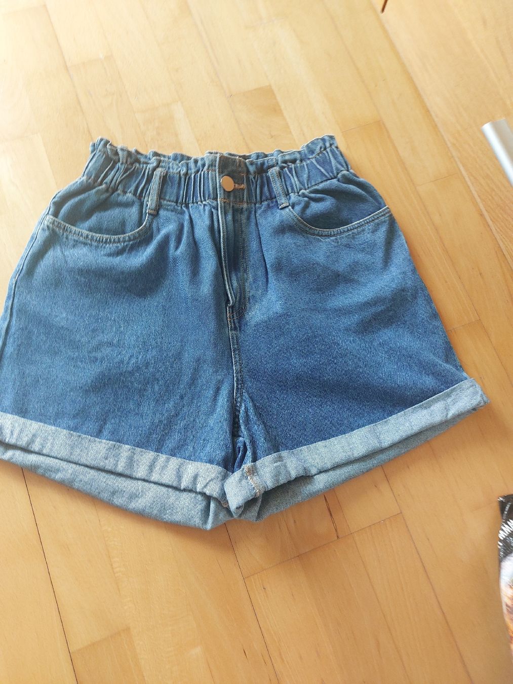 H&M Pantaloni: Tolle kurze Hose Gr 42 – Usato da Landquart venduto da Cedes 1