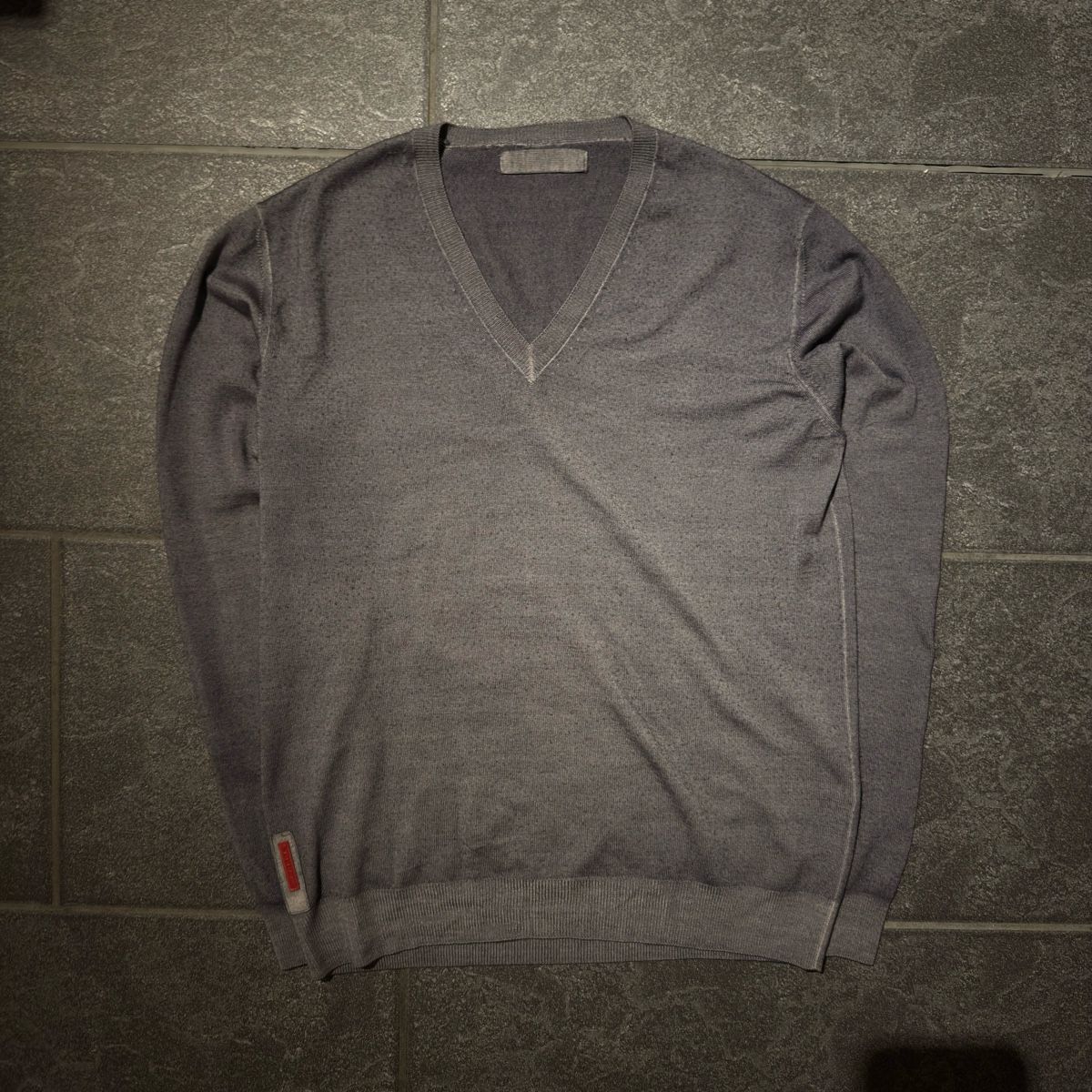 Prada Maglioni & Felpe: Prada Linea Rossa V-Neck Pullover Grau – Usato da Embrach venduto da bernadiebernada