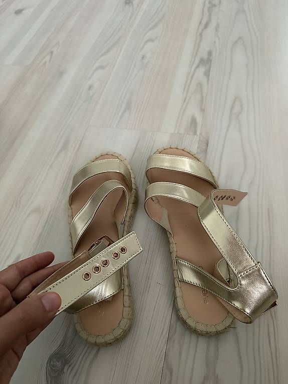 Damenschuhe: Goldfarbene Riemensandalen Gr. 38 – Gebraucht aus Frauenfeld von _vivano_ 1