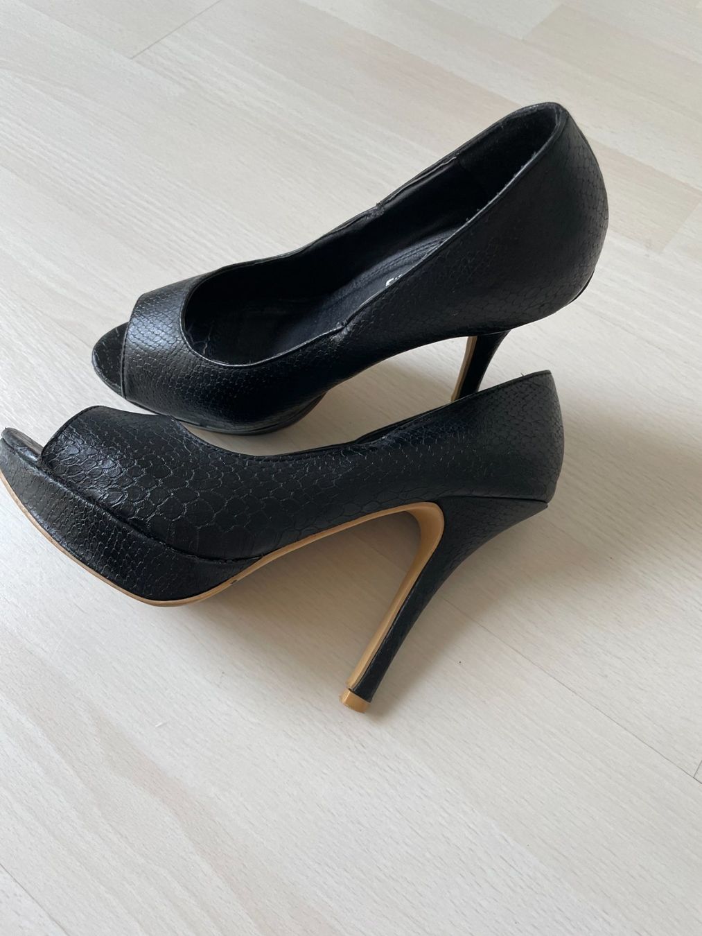 Damenschuhe: Peep toe-Plateau-High heel schwarz Gr. 39 – Gebraucht aus Schindellegi von Moom1402