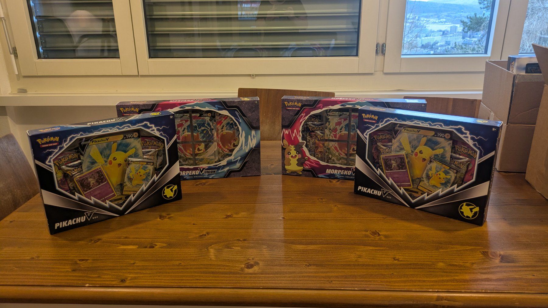 Pokémon Carte collezionabili: 2x Pikachu V Collection Box & 2x Morpeko V-Union Box – Nuovo e nell'imballaggio originale da Zürich venduto da SwissCollectibles