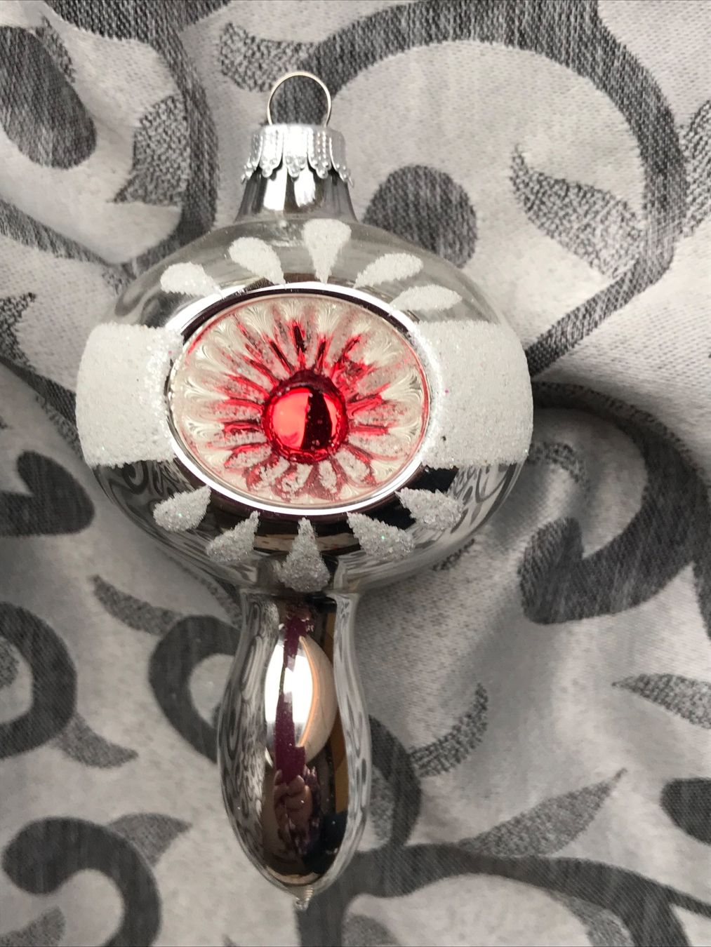 Tutte le decorazioni: Silberner Christbaumschmuck mit Einstich/Reflex rot – Nuovo e nell'imballaggio originale da Alpnach Dorf venduto da marvo